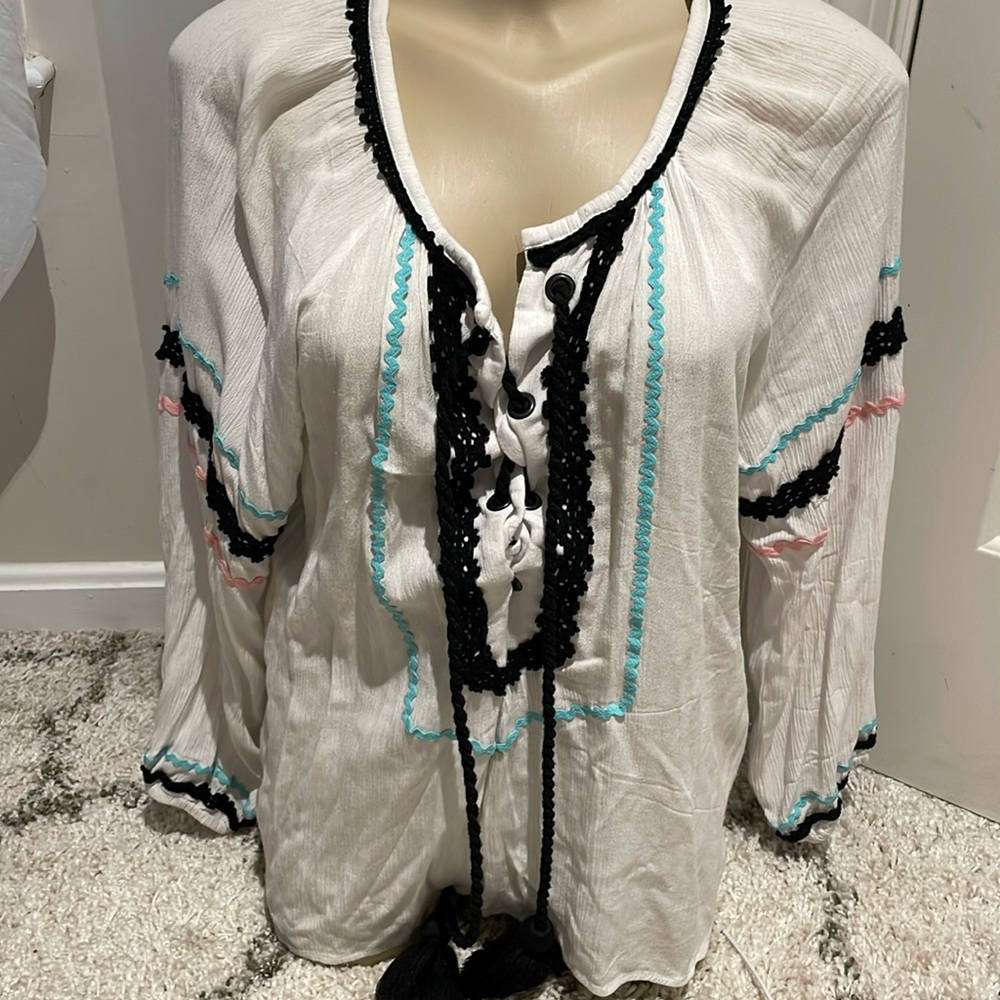 by TWINS WHITE BOHO TOP ZIG ZAG TASSEL DETAIL. SZ MEDIUM
